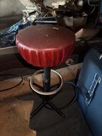 Vintage rode barkruk met metalen onderstel, Huis en Inrichting, Barkrukken, Gebruikt, Met voetsteun, 60 tot 90 cm, Ophalen of Verzenden