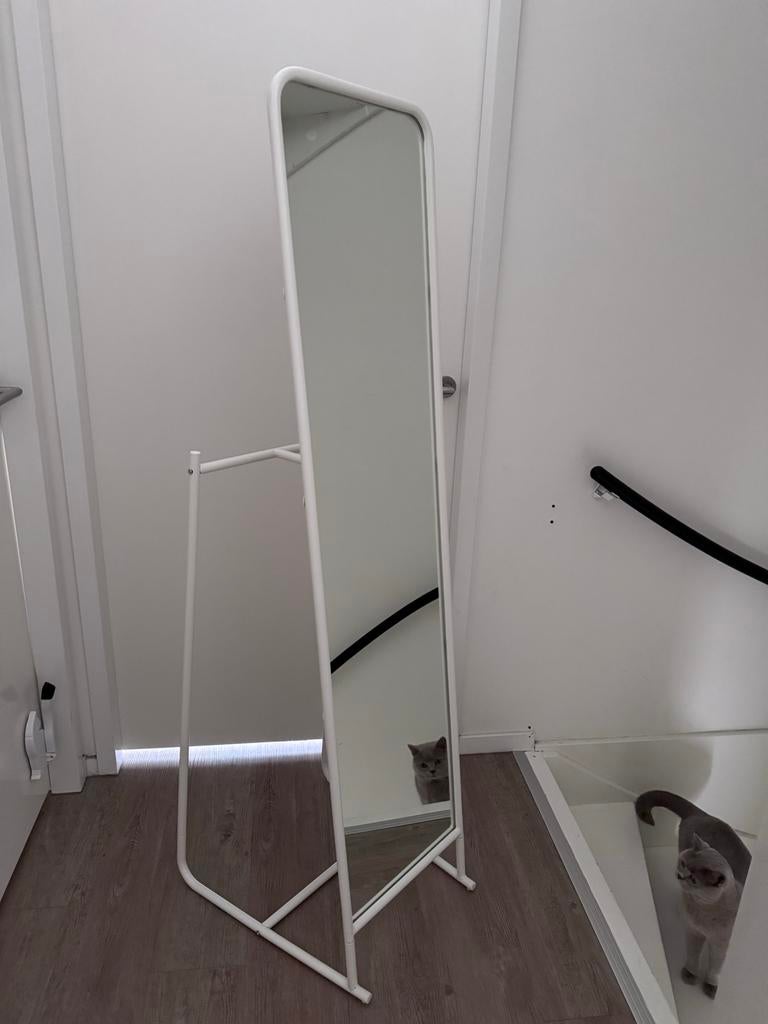IKEA KNAPPER spiegel met kledingrek, Ophalen, Minder dan 50 cm, Zo goed als nieuw, 150 tot 200 cm