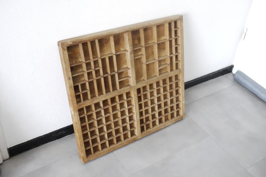 letterbak bijna vierkant 57 x 52 cm mooie letterbak, Huis en Inrichting, Woonaccessoires | Wanddecoraties, Ophalen, Gebruikt