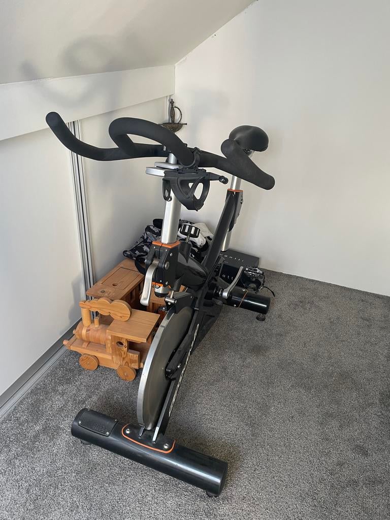 Sportop spinningbike CB8500 - Goede staat, Sport en Fitness, Ophalen, Zo goed als nieuw, Benen, Spinningfiets