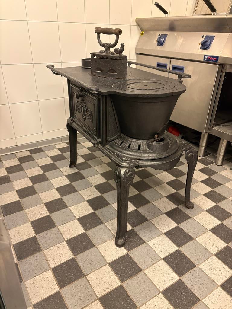 Antieke gietijzeren kachel kookfornuis met strijkijzer, Ophalen