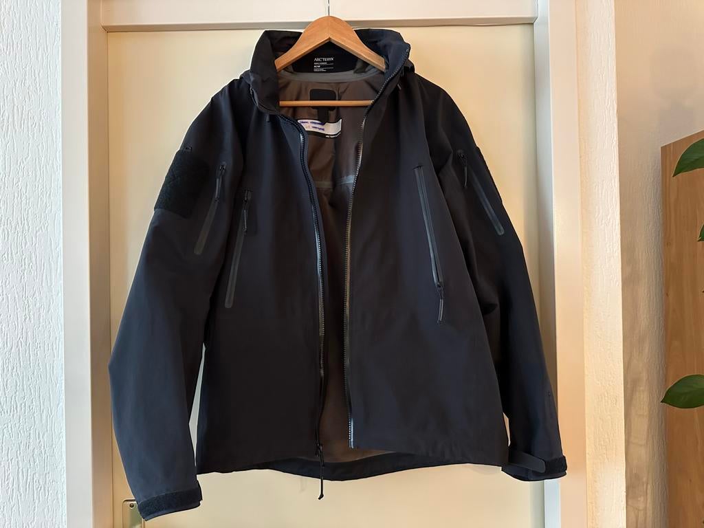 Arc’teryx LEAF Alpha (M, Zwart), Ophalen, Zo goed als nieuw, Zwart