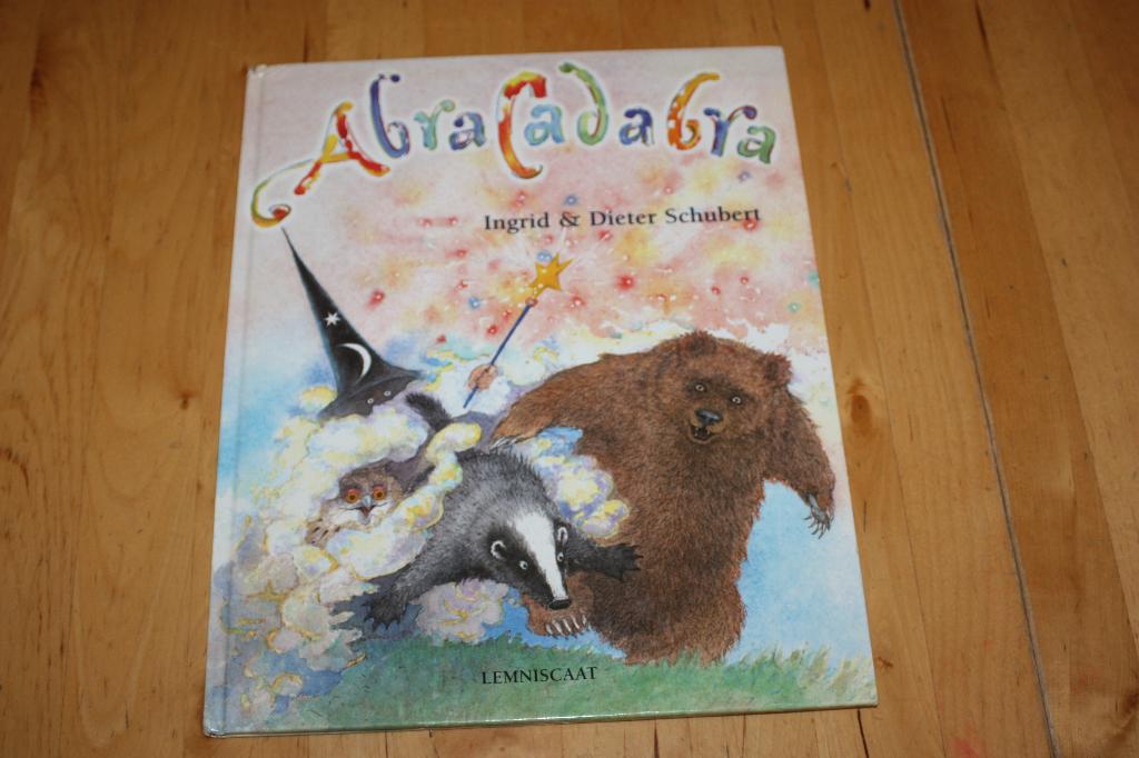 Abracadabra, Ingrid & Dieter Schubert hardcover, Boeken, Gelezen, Ingrid & Dieter Schubert, Fictie algemeen, Jongen of Meisje
