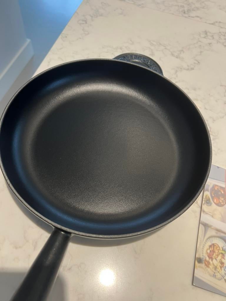Le Creuset koekenpan 24 cm mat zwart nieuw!, Gietijzer, Nieuw, Ophalen of Verzenden, Keramische plaat