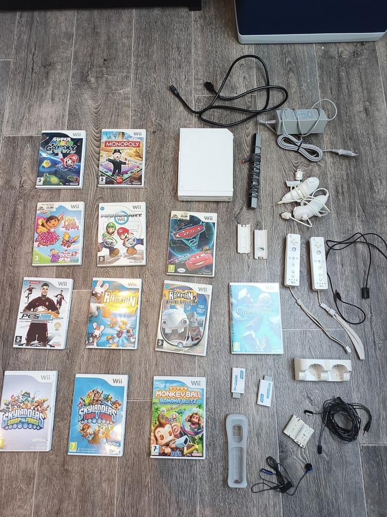 Wii wit met 2 remotes, nunchuks en 12 games, 3 spelers of meer, Ophalen, Avontuur en Actie, Vanaf 3 jaar