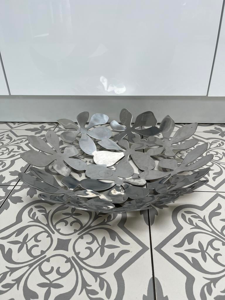 Fruitschaal IKEA zilverkleurig bloemmotief, Huis en Inrichting, Woonaccessoires | Schalen en Manden, Ophalen, Overige materialen