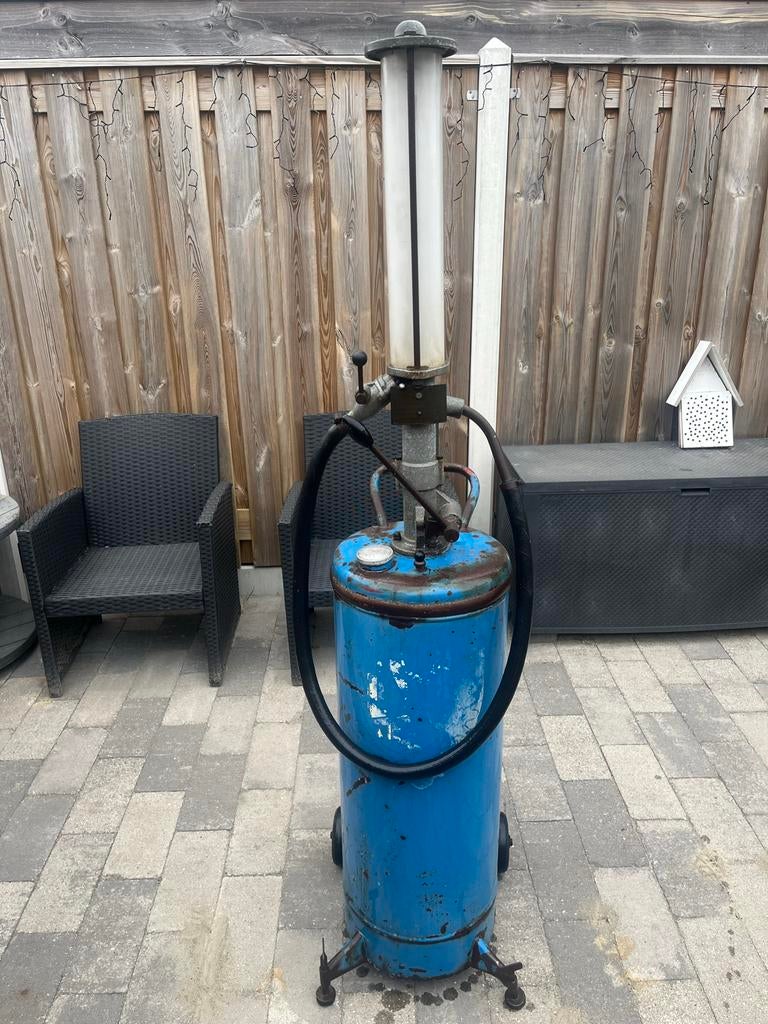 Vintage 2-takt benzinepomp - Decoratief object, Verzamelen, Automaten | Overige, Ophalen, Gebruikt