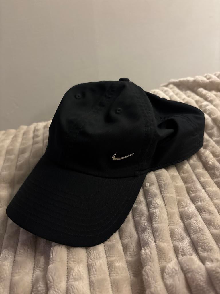 Zwarte Nike pet, Kleding | Dames, Hoeden en Petten, Ophalen of Verzenden, Gedragen, One size fits all, Pet