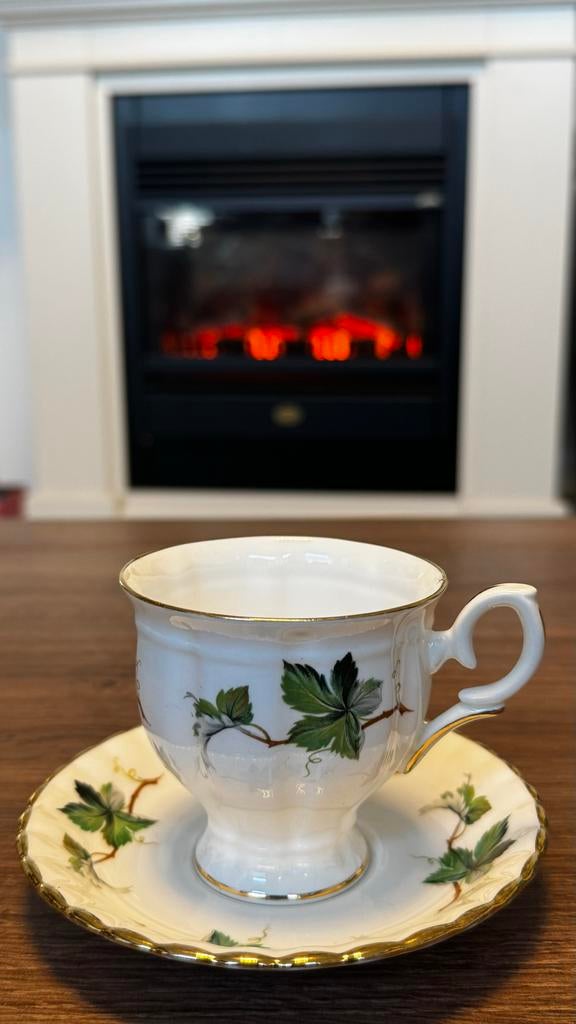 Crown Staffordshire kop en schotel, Antiek en Kunst, Antiek | Porselein, Ophalen of Verzenden