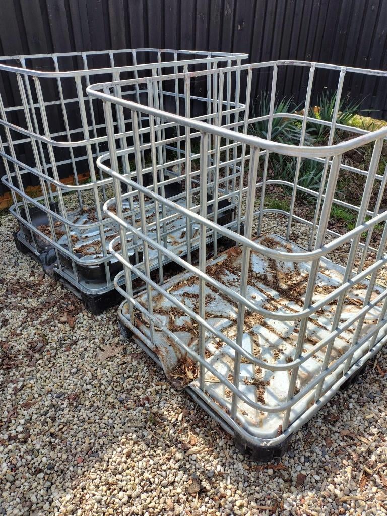 2 ibc boxen op stalen pallet, Doe-het-zelf en Verbouw, Kratten en Dozen, Ophalen, Gebruikt, 100 cm of meer, 60 cm of meer