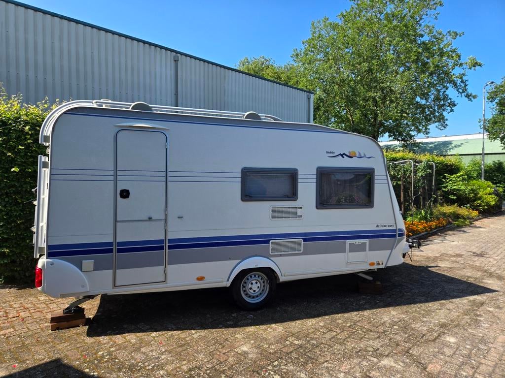 Hobby De Luxe Easy 440 SB - Compacte caravan uit 2004, Caravans en Kamperen, Caravans, Standaardzit, Hobby, Particulier, 4 tot 5 meter