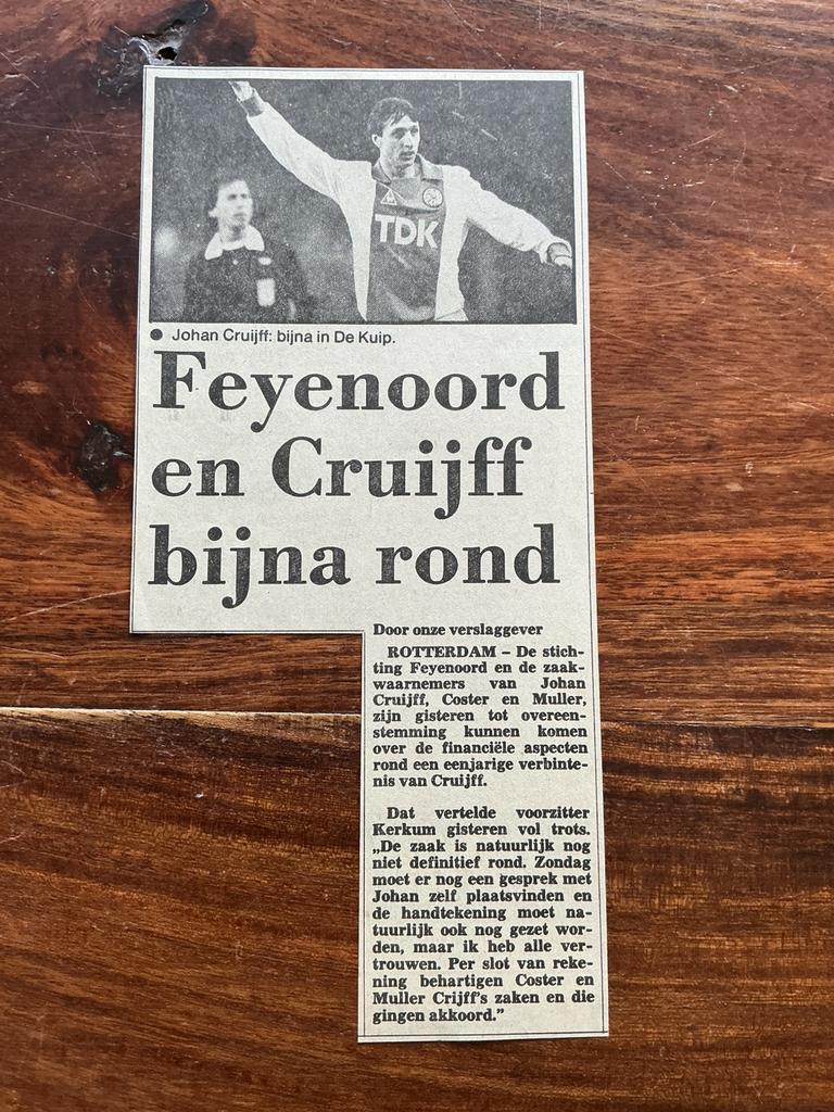 Voetbl krantenartikel Feyenoord en Cruijff bijna rond 1983, Verzamelen, Ophalen of Verzenden, Knipsel(s)