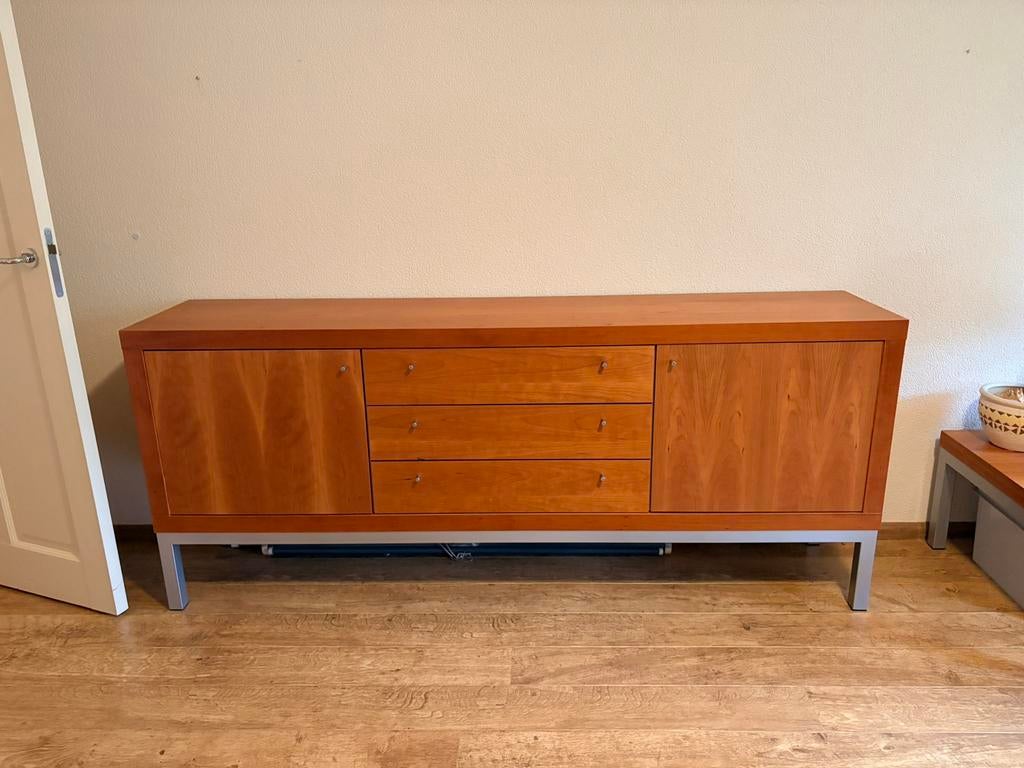 Design kersenhouten dressoir met stalen onderstel, Huis en Inrichting, Ophalen, Scandinavisch design, Met deur(en), Zo goed als nieuw