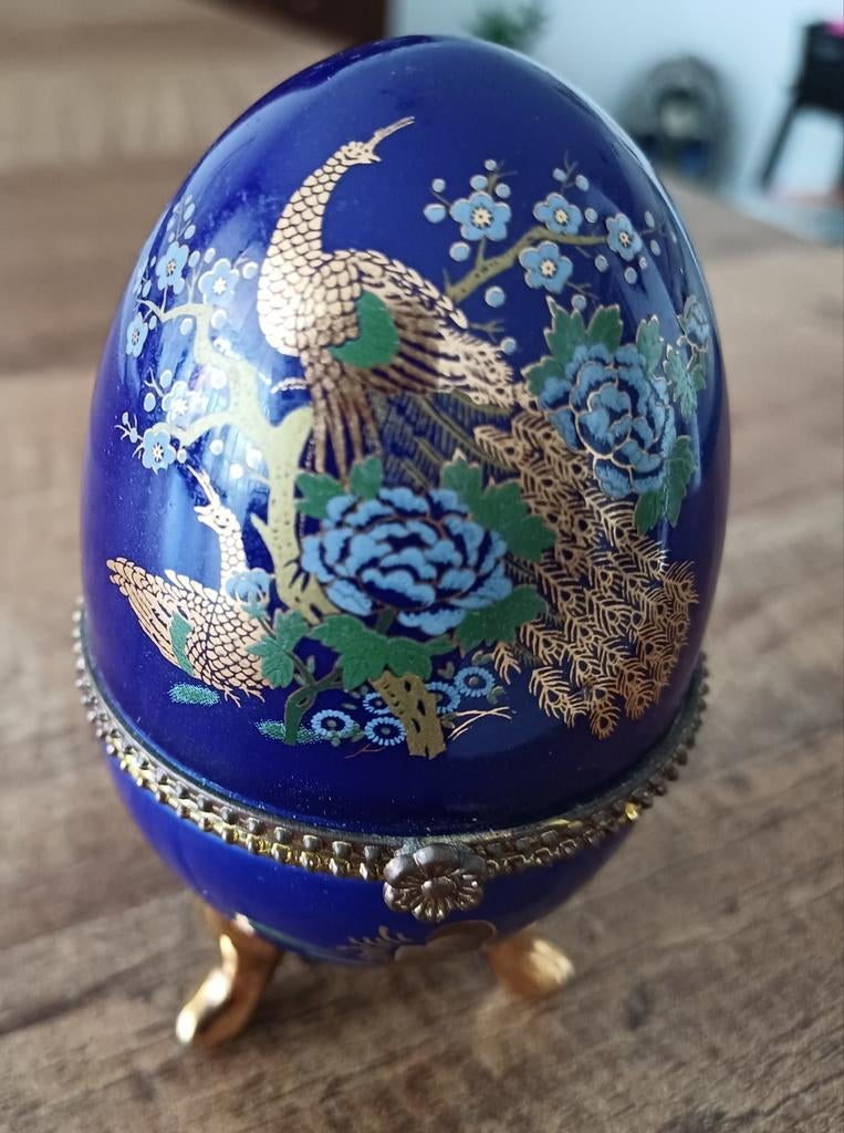 Porselein linogé ei met pauwen en bloemen, Ophalen of Verzenden