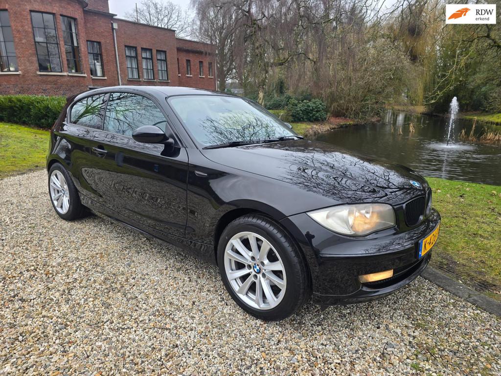 BMW 1-serie 118i 3-deurs AIRCO *apk:09-2026*, Auto's, BMW, 1-Serie, Achterwielaandrijving, 4 stoelen, Zwart