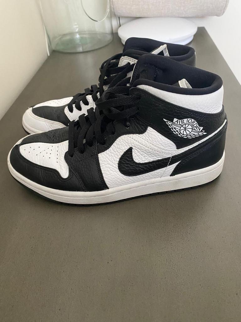 Nike Air Jordan 1 Mid 'Split' Zwart/Wit - Maat 42.5, Ophalen, Zo goed als nieuw, Zwart, Sneakers of Gympen