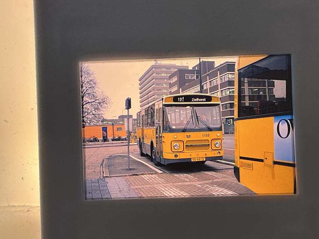 Oude gele grote bus dia van de VAD, Verzenden, Zo goed als nieuw, Bus of Metro, Overige typen