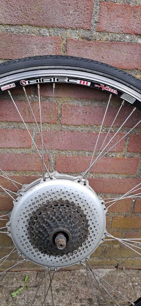 Achterwiel met motor. Trek, Ophalen of Verzenden