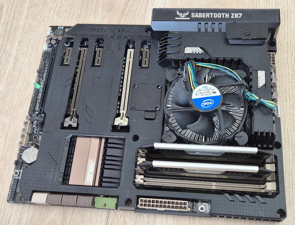 ASUS Sabertooth Z87 moederbord met Core i7-4770K, Computers en Software, Moederborden, Gebruikt, Intel, DDR3, Ophalen of Verzenden