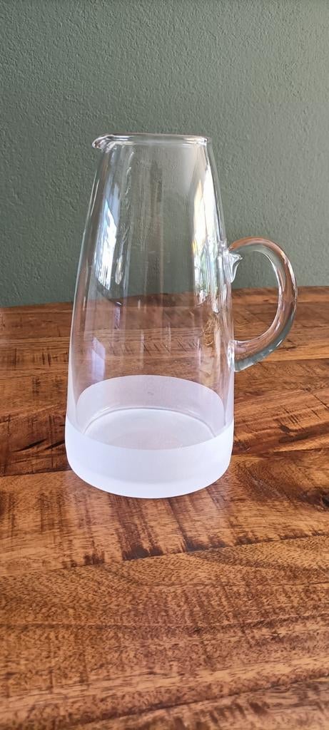 Glazen waterkan met matte onderkant, Ophalen of Verzenden, Zo goed als nieuw