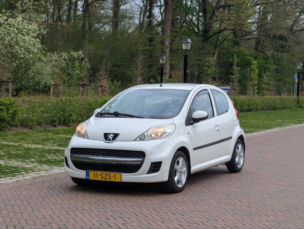 Peugeot 107 1.0 12V 5DR 2012 Wit, Auto's, Peugeot, Particulier, Airconditioning, Elektrische ramen, Isofix, Lichtmetalen velgen