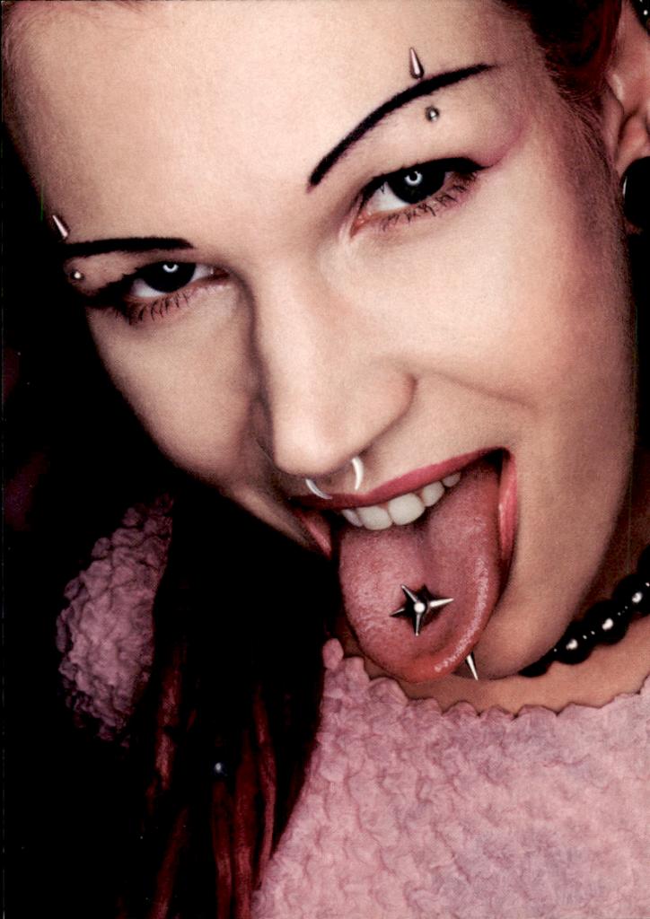 Meisje met piercings in gezicht, Ola, Erwin Olaf, Verzamelen, Verzenden, 1980 tot heden, Ongelopen, Overige thema's