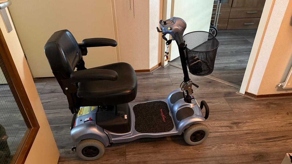 Kleine scootmobiel cat 4, Ophalen, 10 km/u of minder, Zo goed als nieuw, Mango