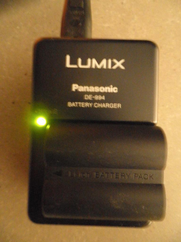 oplader en accu voor panasonic cgr-s006e, Gebruikt, Compact, Ophalen of Verzenden, Overige Merken