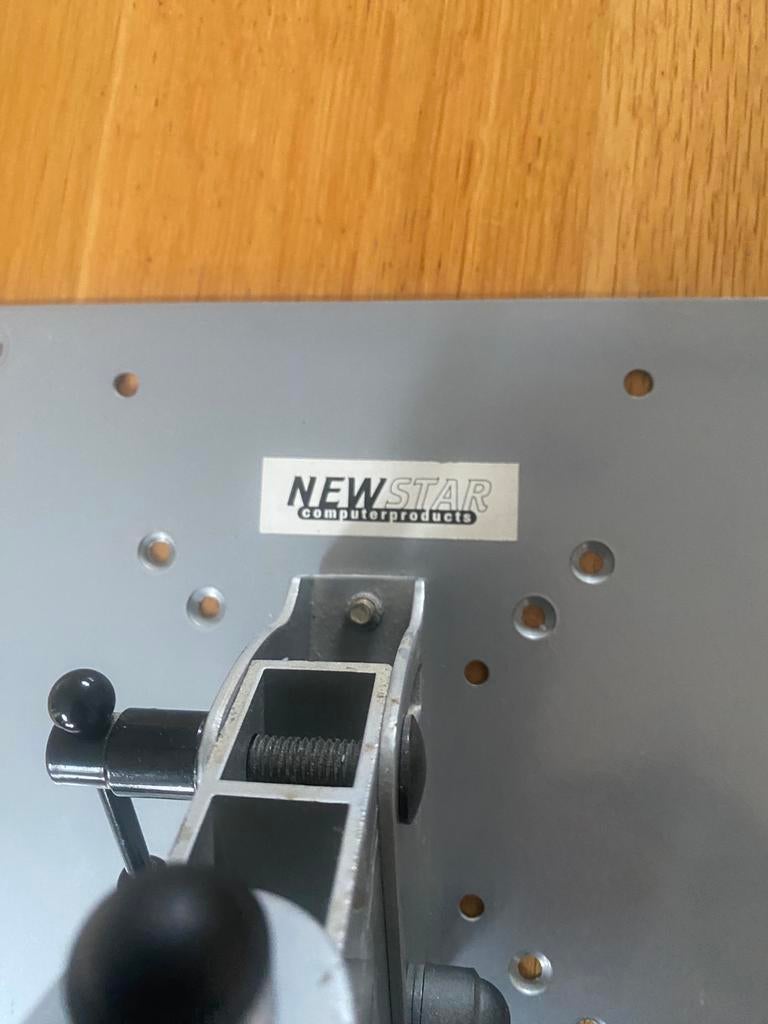 Newstar tv / monitor beugel draaibaar en kantelbaar, Audio, Tv en Foto, Televisiebeugels, Ophalen of Verzenden, Zo goed als nieuw