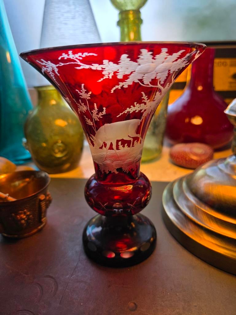 Robijnglas kelkvaas geëtst glas antiek, Ophalen of Verzenden