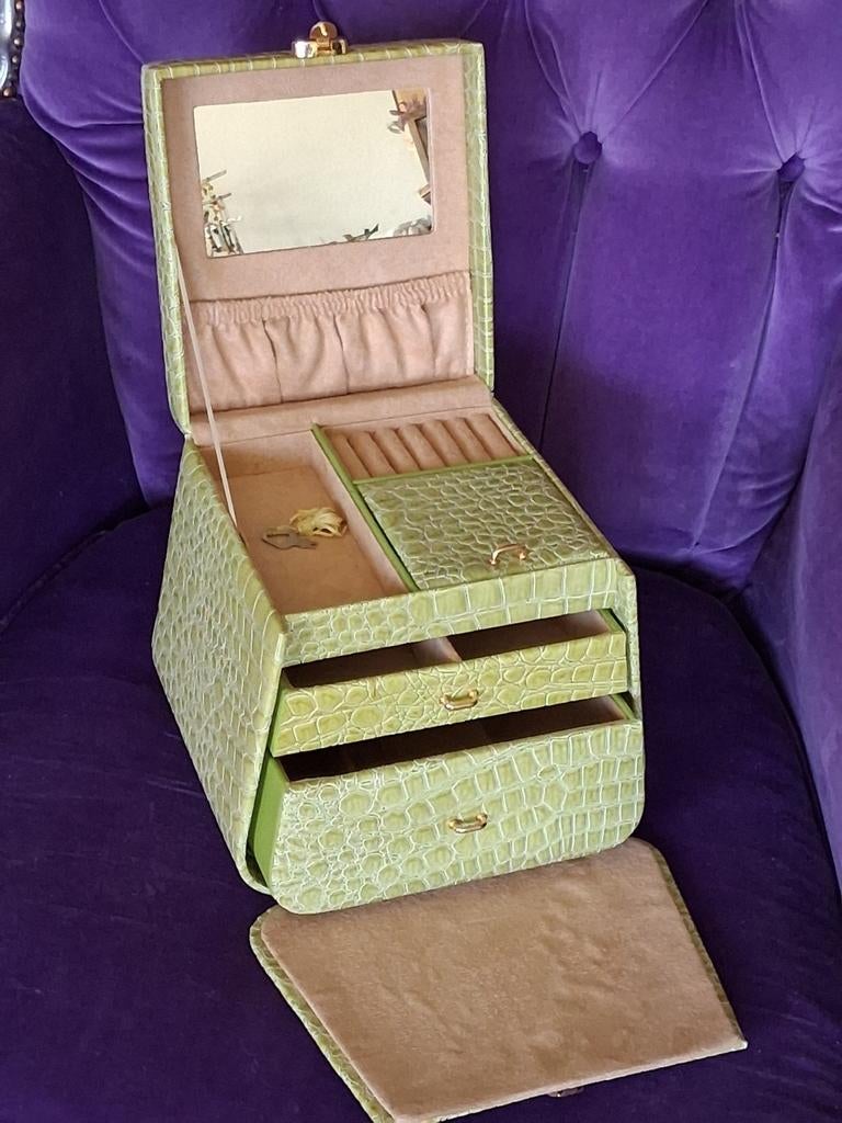 Sieraden doos, case,groen faux leer,elegant model, Ophalen of Verzenden, Zo goed als nieuw, Groen, Met slot