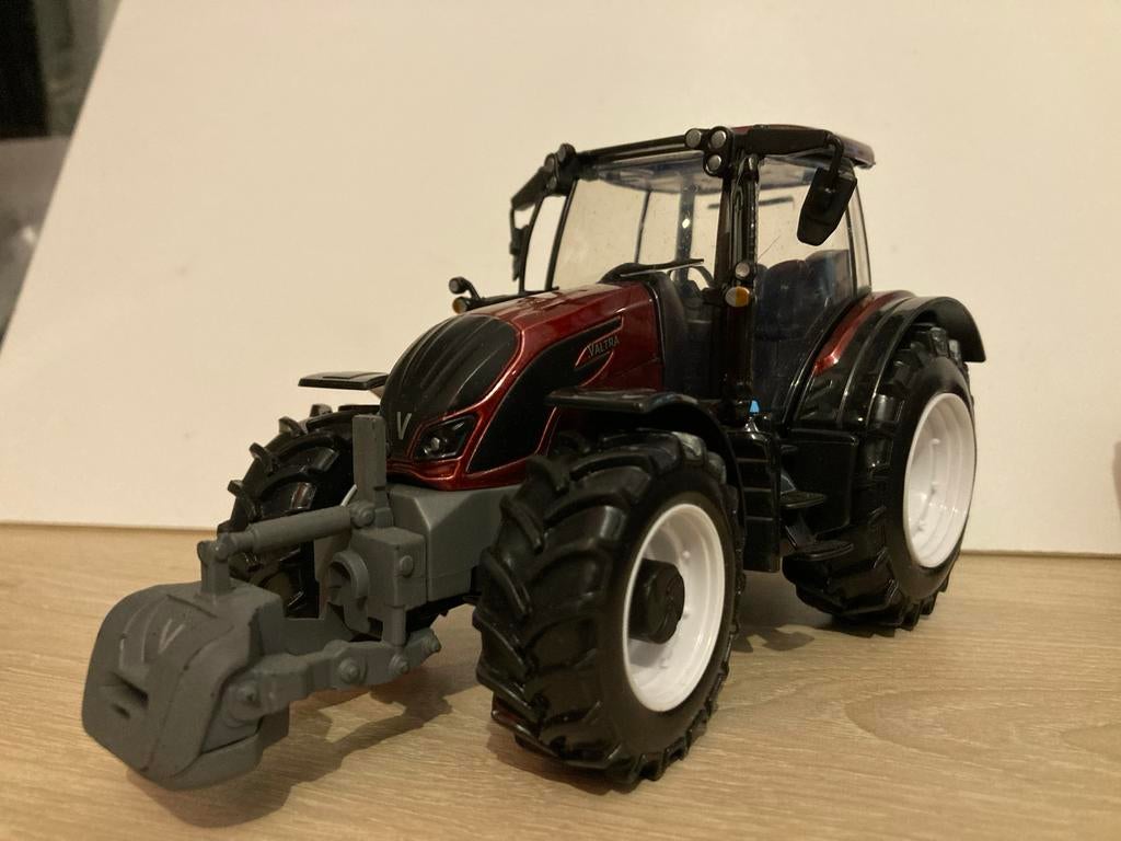 Valtra tractor schaal 1:32, Ophalen of Verzenden, Gebruikt, Tractor of Landbouw, Overige merken
