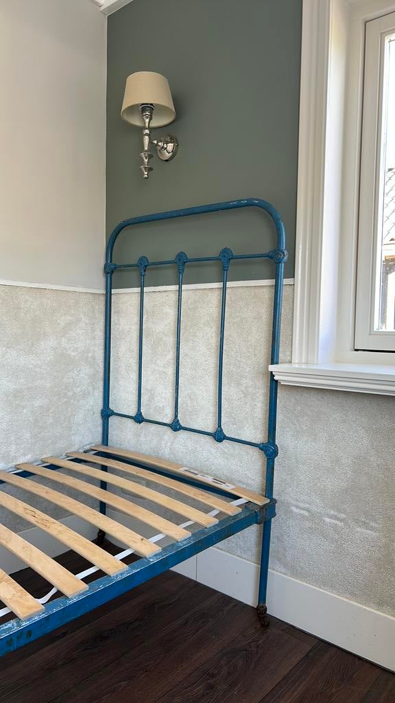Blauw brocante bed, Ophalen, 85 tot 100 cm, Gebruikt, Lattenbodem