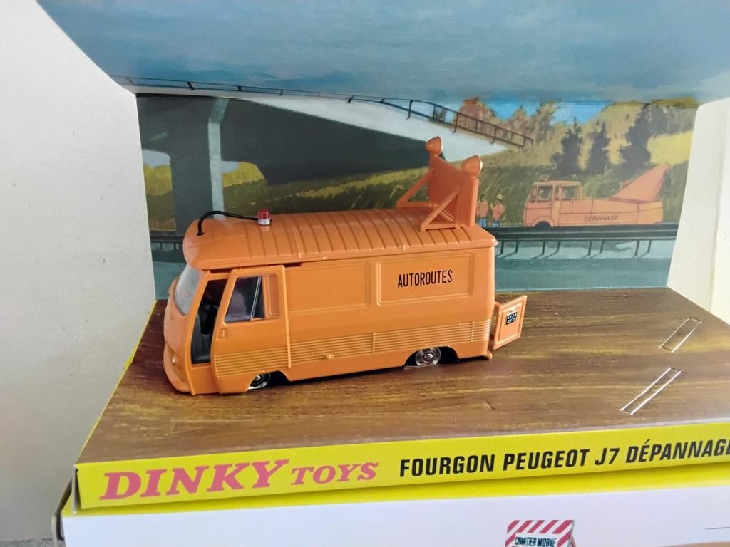 DINKY TOYS  ATLAS   PEUGEOT J7 SERVICE WAGEN  'AUTOROUTES', Ophalen of Verzenden, 1:50 of kleiner, Auto, Overige merken