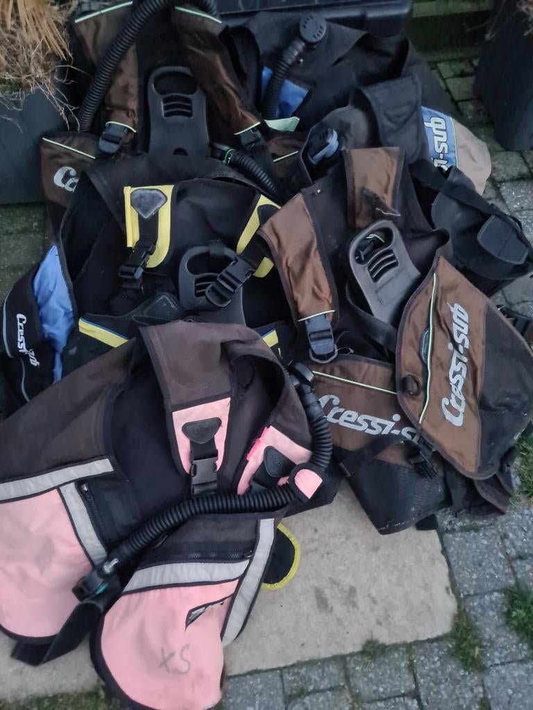 7 duikvesten in diverse maten, ideaal voor binnenwater., Ophalen, Gebruikt, Duikcomputer