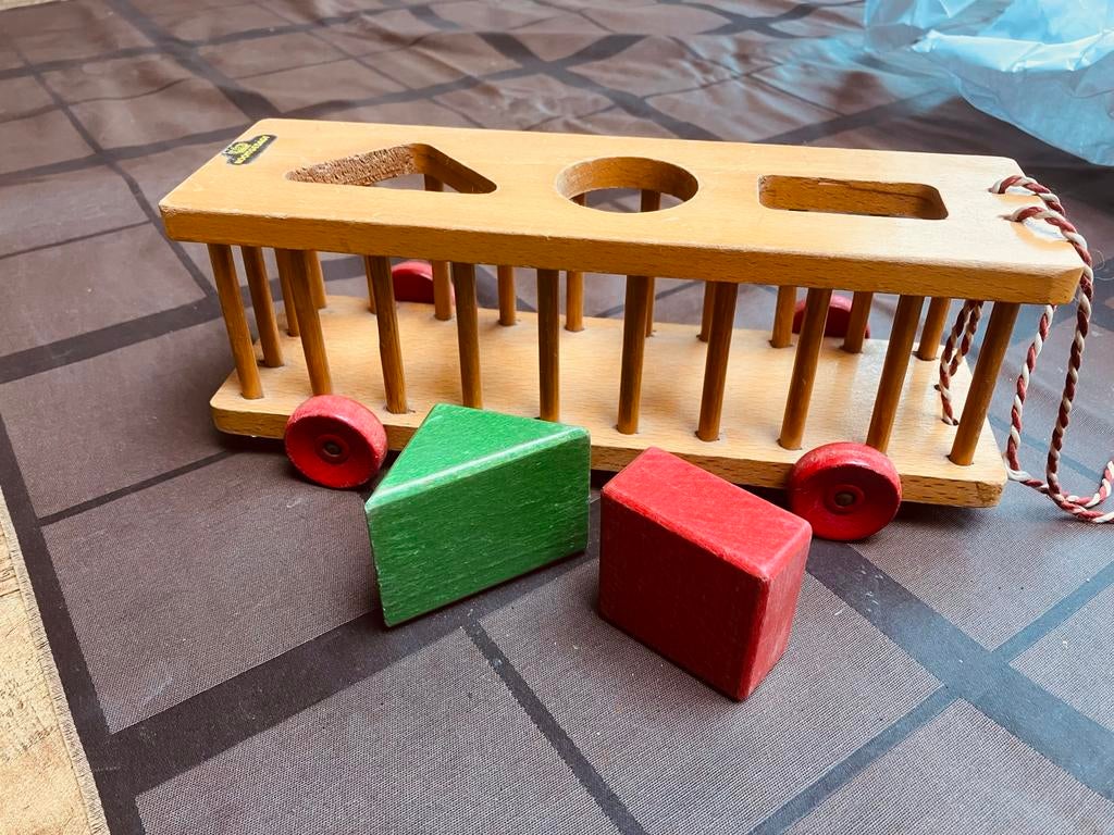 Nooitgedagt Vormenwagentje met blokken - Vintage Houten Spee, Ophalen of Verzenden, Gebruikt, Duw- of Trekspeelgoed