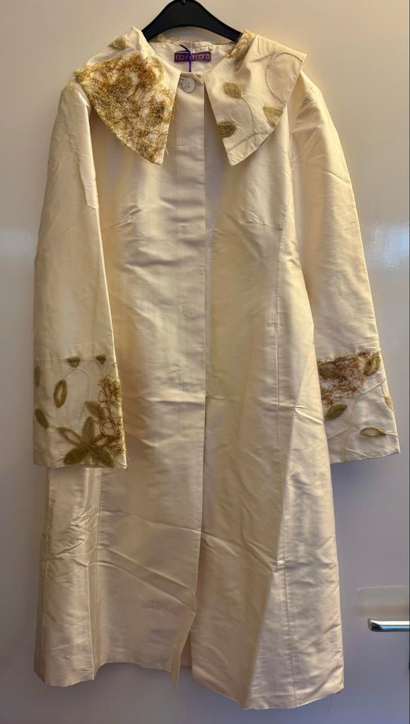 Nieuw! Lange feestelijke jas Inti Ferreira maat S/36, Kleding | Dames, Jassen | Zomer, Nieuw, Maat 36 (S), Beige, Ophalen of Verzenden