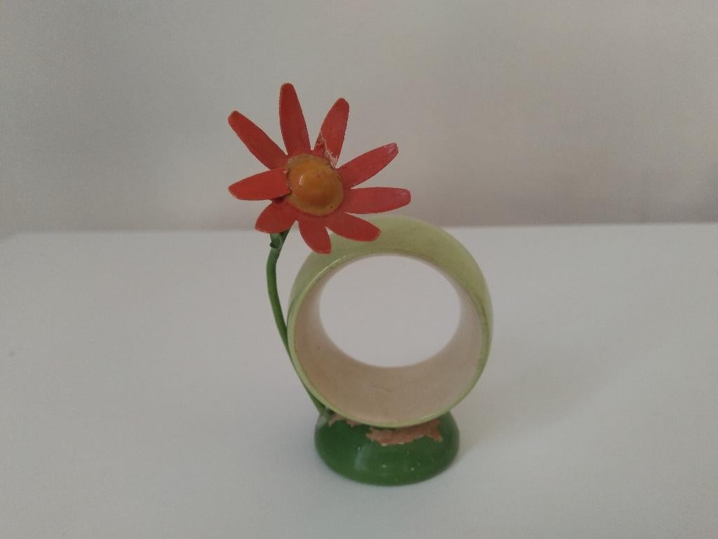 Ertsgebergte houten servetring met voorjaarsbloem, Diversen, Ophalen of Verzenden, Gebruikt