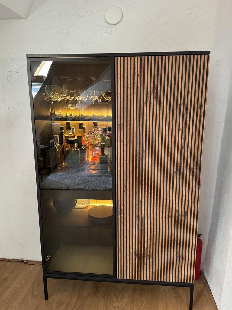 Vitrinekast met Houten Lattenfront en Verlichting, Ophalen, Modern, Industrieel, 50 tot 100 cm, Zo goed als nieuw