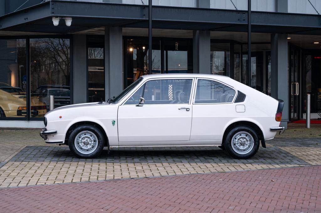 Alfa Romeo Alfasud 1.2 Ti (bj 1974), Auto's, Oldtimers, Stof, Zwart, Overige kleuren, 4 stoelen