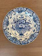 Delfts Blauw sierbord met bloemen en vogels, Antiek en Kunst, Ophalen of Verzenden