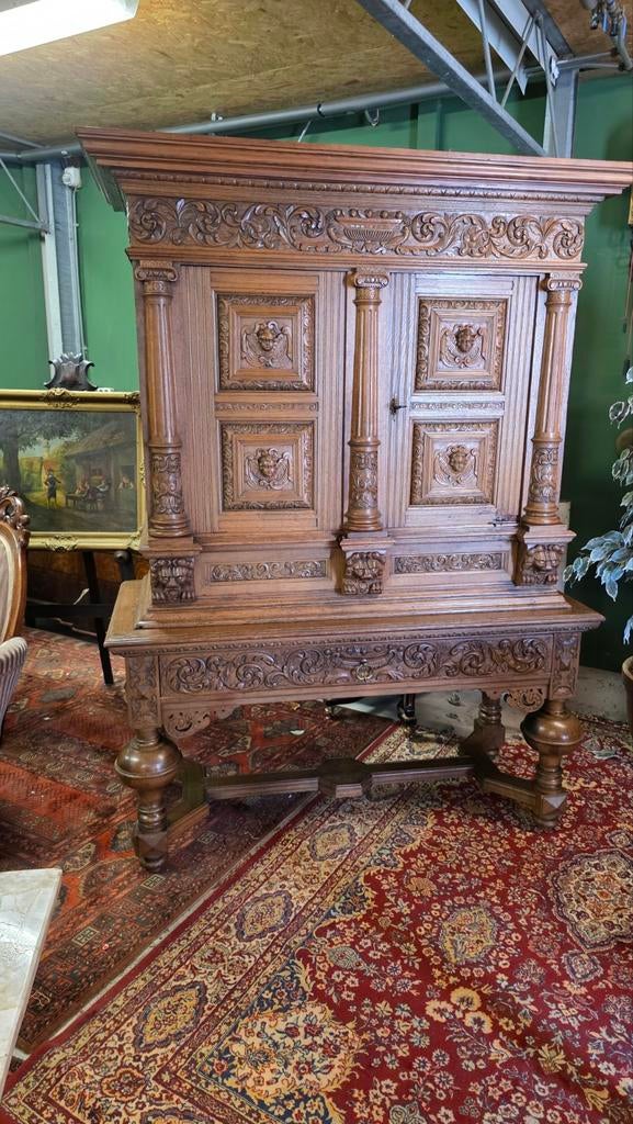 Rijk bewerkte Hollands antiek notenhouten kollomkast