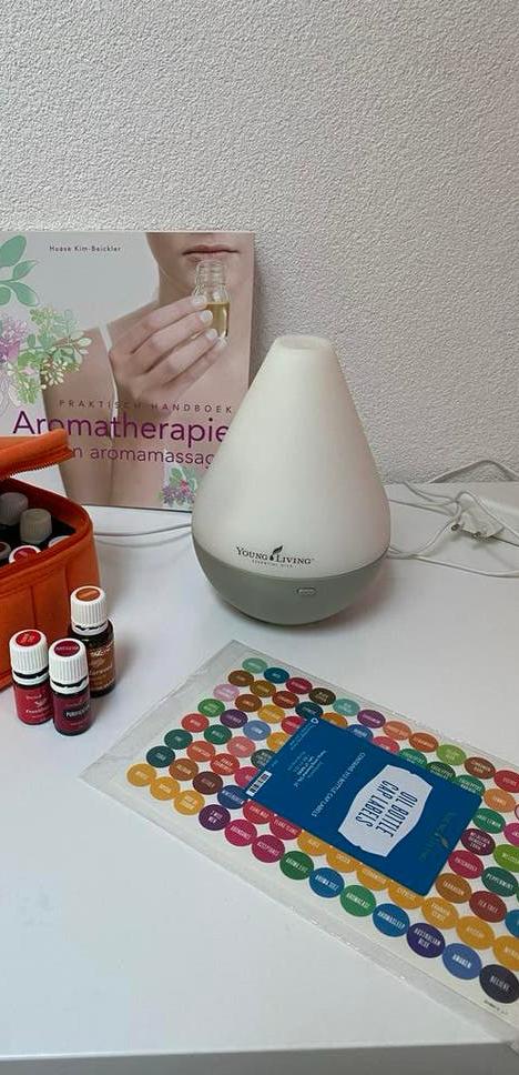 Young Living Dewdrop Diffuser met olielabels & boek, Huis en Inrichting, Woonaccessoires | Overige, Ophalen of Verzenden, Gebruikt
