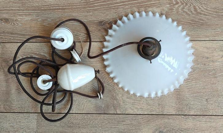 Oude opaline plafondlamp met pendel en tegengewicht, Antiek en Kunst, Antiek | Lampen, Ophalen of Verzenden