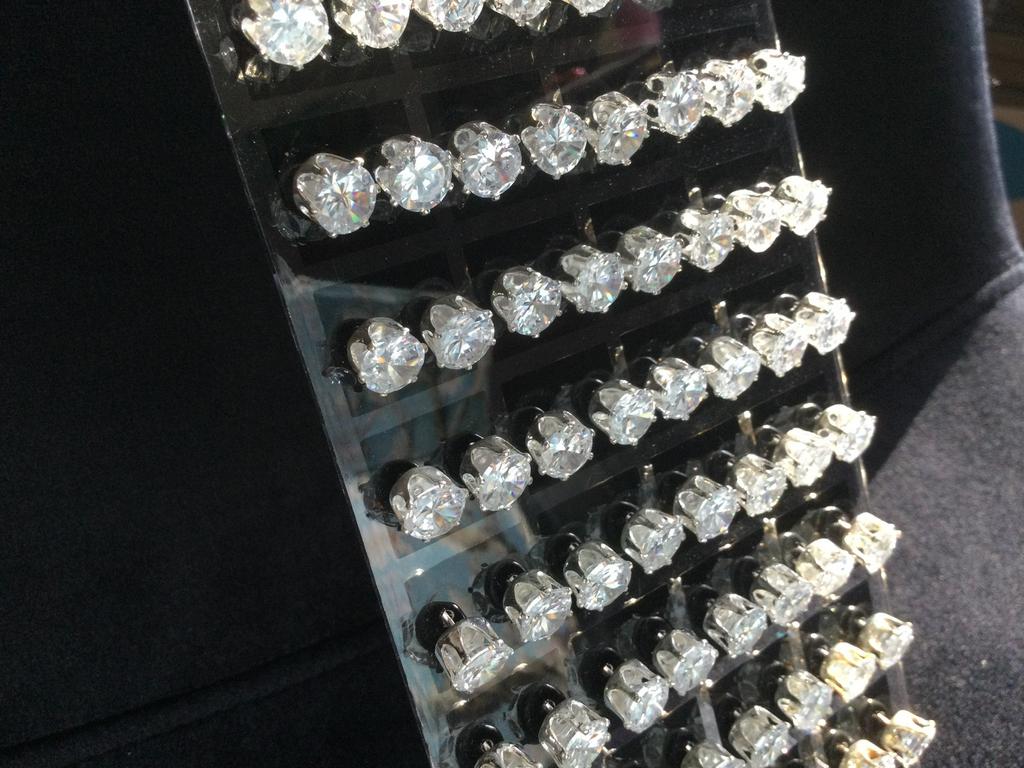 Partij oorstekers oorbellen op display 68 stuks, Diversen, Rommelmarktspullen, Ophalen of Verzenden, Nieuw