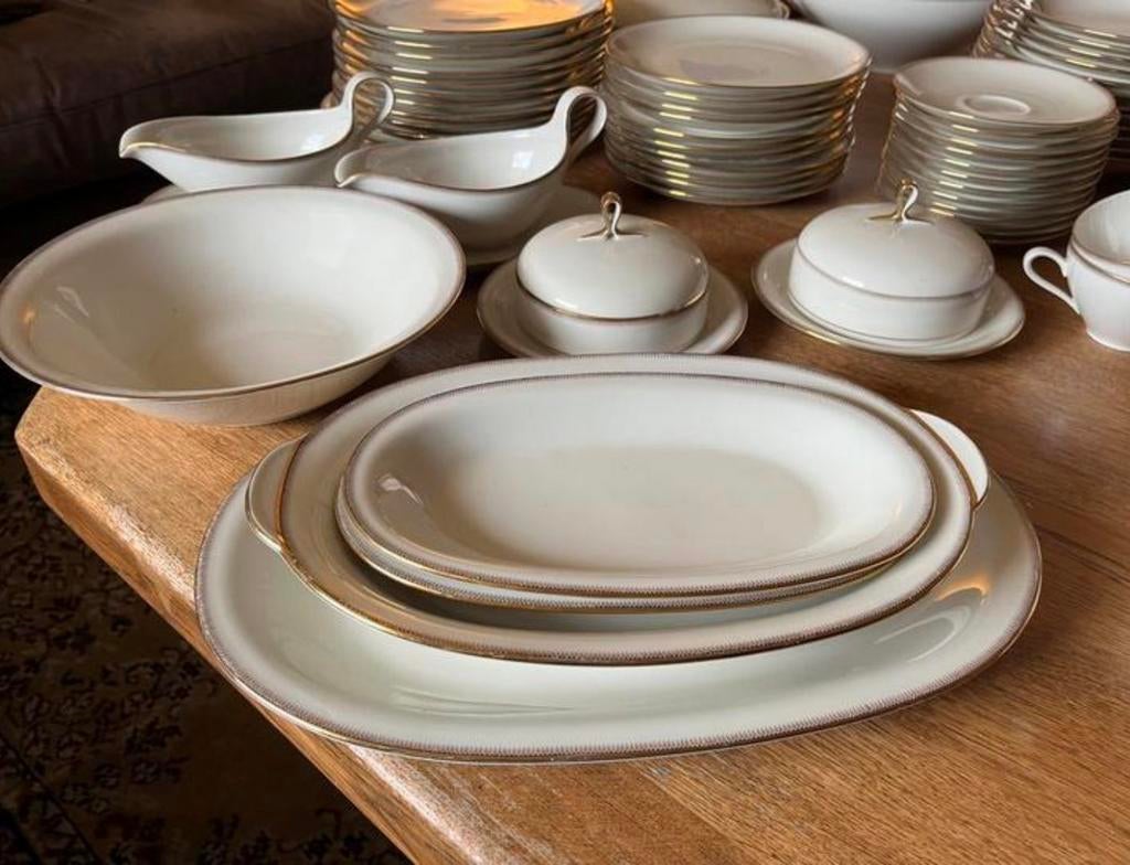 Servies Eschenbach Bavaria met gouden randje 12 pers, Ophalen