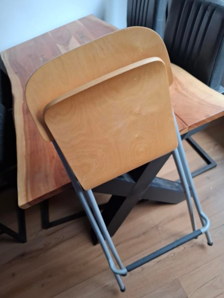 Inklapbare  barstoel met houten zitting, Huis en Inrichting, Stoelen, Gebruikt, Eén, Hout, Metaal, Bruin, Ophalen