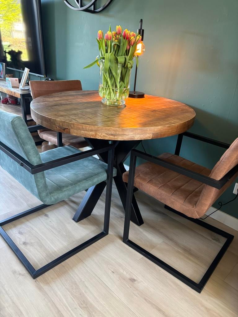 Ronde mangohout eettafel met metalen onderstel en 4 stoelen, Ophalen, 100 tot 150 cm, Rond, Zo goed als nieuw