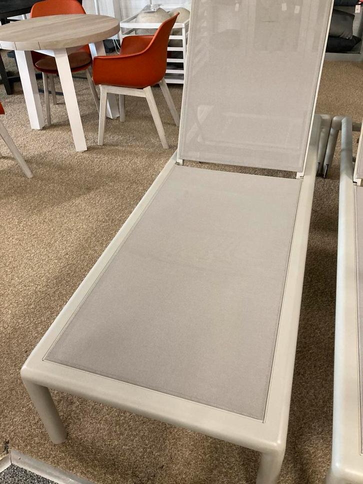 Ligbed beige met wielen, Tuin en Terras, Ligbedden, Nieuw, Aluminium, Verstelbaar, Verrijdbaar, Ophalen