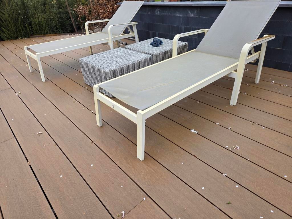 2 ligbedden van suns met mosgroene kussens incl tafeltjes, Ophalen, Gebruikt, Rotan